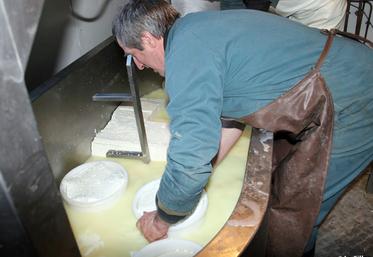 file-Julien Lassalle, berger à  Lourdios-Ichère en vallée d'Aspe, transforme le lait tous les deux jours. Les visiteurs ont pu, le temps d'une journée, découvrir l'art de fabriquer le fromage d'estive. Â© Le Sillon