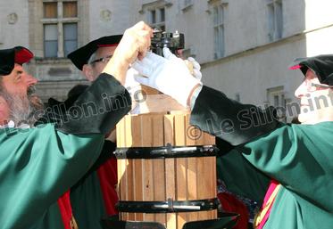 file-Les membres du conseil de l’ordre de la Viguerie royale du Jurançon portent la robe des viguiers, de couleur vert foncé à parement noir et rouge (couleurs des armes de Gaston Fébus et Marguerite de Navarre), la collerette gaufrée (Henri IV) et le béret bé