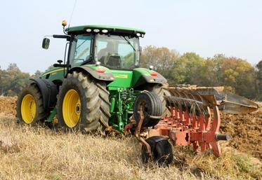 file-Après avoir effectué des réglages à la ferme tant au niveau du tracteur que de la charrue, il importe de réaliser d’autres réglages au champ, à commencer par la profondeur de travail.