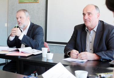 file-Le directeur général, Olivier Gémin, et le président de Lur Berri, Sauveur Urrutiaguer, ont expliqué que «le contexte agricole compliqué et les difficultés n’arrêteront pas le développement de notre groupe».