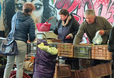 file-Peu de monde sur le marché d’Oloron-Sainte-Marie vendredi dernier. La commune désire toute de même maintenir ce rendez-vous hebdomadaire, tant pour les consommateurs que les producteurs.