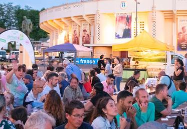 file-Le premier Marché de producteurs de pays de la saison s’est tenu devant les arènes du Plumaçon le 10 juin, avant une deuxième étape à Saint-Perdon vendredi dernier.