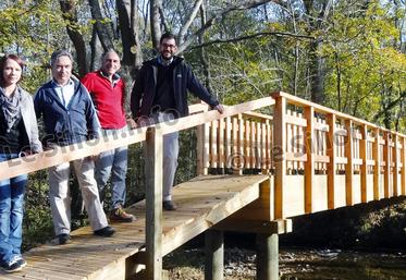 file-Enjambant le Gabas, la passerelle de 15 mètres de long en mélèze relie les deux circuits de randonnée entre Gabaston et Sedzère.