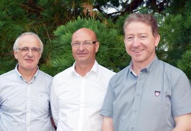 file-Le président de la Safer Aquitaine-Atlantique Francis Massé, entouré de Pierre Pouget à gauche et de Philippe Tuzelet (à droite) qui lui succédera à la direction de l’établissement foncier.