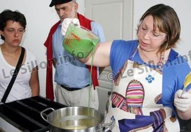 file-Audrey Narbaïs et son époux Serge utilise le lait de brebis de Bidarray dans leur savonnerie.