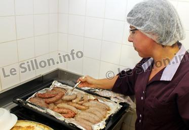 file-Les cinquante têtes blondes de l’école maternelle de Larrivière Saint-Savin se sont régalées avec un repas composé en grande partie de produits venus directement d’exploitations agricoles landaises.