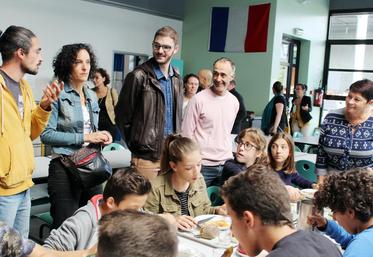 file-Sous l’œil des producteurs et de la vice-présidente du conseil départemental, Odile Lafitte, les collégiens de Léon-des-Landes ont apprécié le repas 100% landais qui leur a été servi.