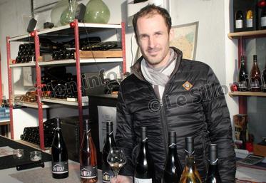 file-Sans château et sans chai, Simon Forgue produit du vin dans une ancienne carrosserie de Mazères-Lezons, près de Pau. Le raisin est acheté à des producteurs locaux (deux en jurançon, un en Madiran, deux en Gascogne et un en Tursan).