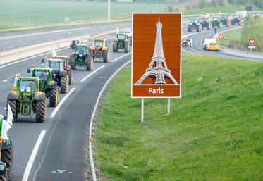 file-Démonstration de force du réseau FNSEA-JA, un impressionnant cortège de tracteurs a rejoint Paris en tout début de matinée.