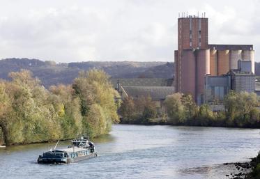 file-Le transport des céréales s’effectue essentiellement par camion, mais 13% des volumes sont concernés par le train et 10% par la péniche.