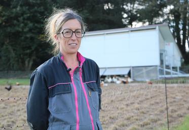 Cécile Liquet devant un parc et une cabane mobile