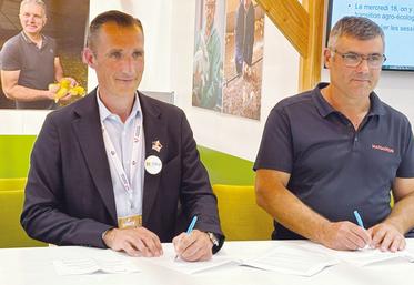 Daniel Peyraube président de Maïsadour et Jean-Michel Schaeffer, président de l'itami signent un accord de partenariat entre les deux structures