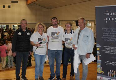 5 organisateurs posent sur une scène à Haut-Mauco