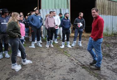 Baptiste Moulimous présente son exploitation aux étudiants en BPREA