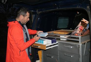 Avant le lever du jour, Franklin Candelli prépare ses vaccins au coffre de sa voiture.