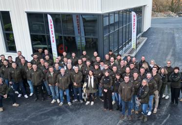 Les salariés de Grabé-Bidau devant le showroom