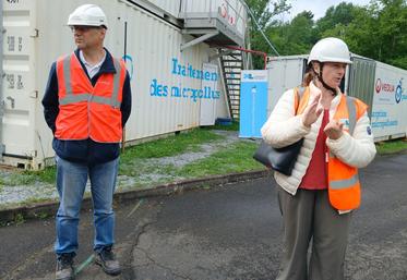 Patricia Beaumont et Philippe Sauvignet devant les conteneurs