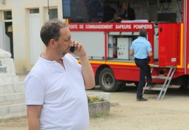 Arnaud Tachon au téléphone devant le PC sécurité