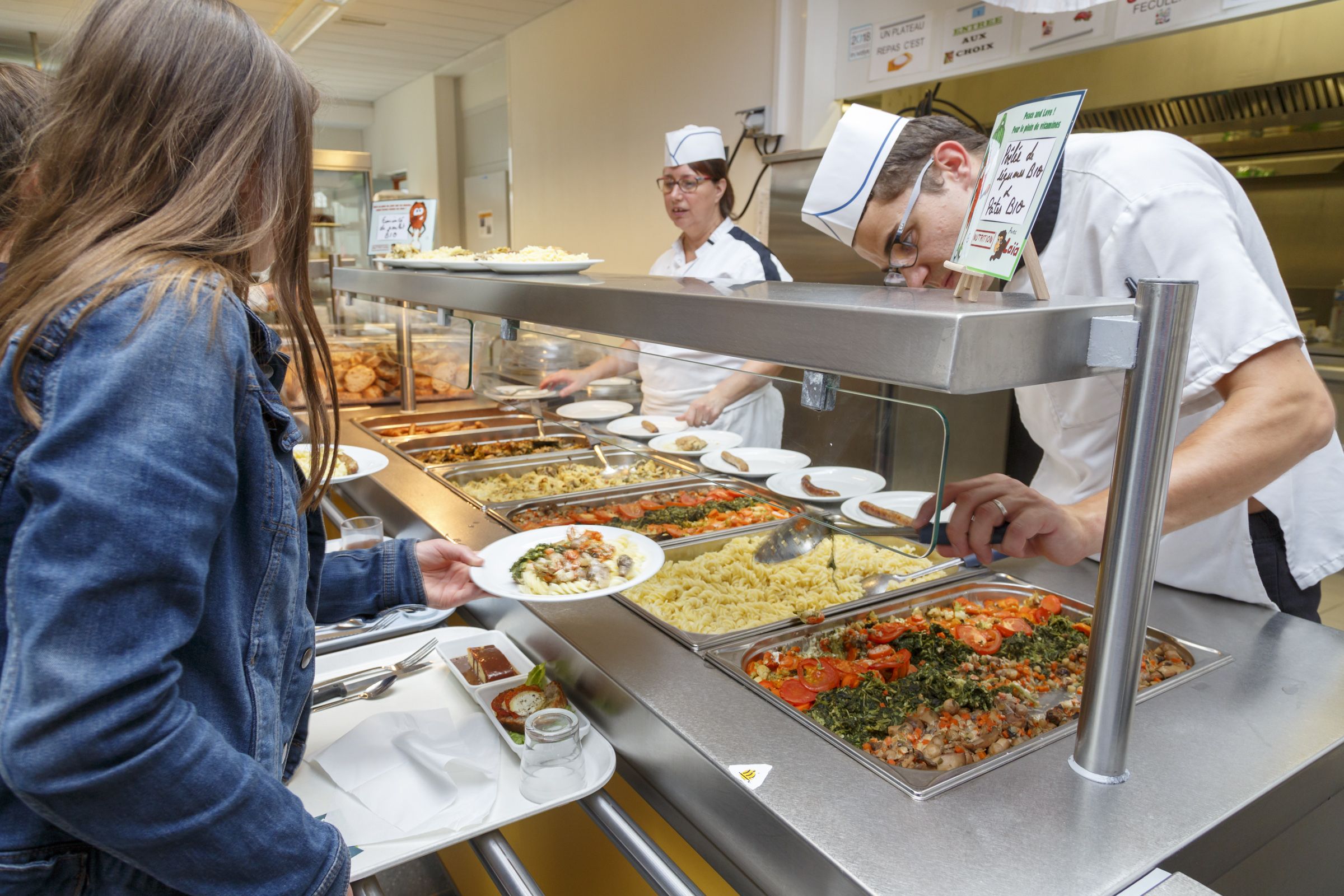 Bientôt la cantine à 1 € dans les trois collèges Rep + de la Sarthe -  France Bleu