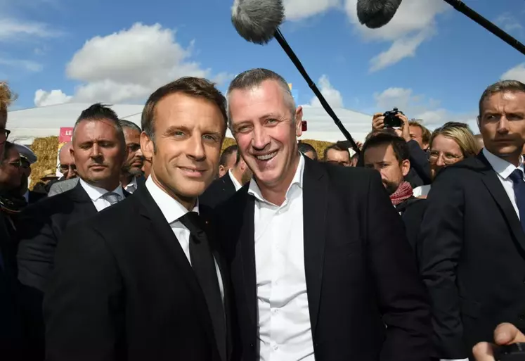 Emmanuel Macron avec Michel Biero, directeur exécutif achat et marketing de Lidl France, à Terres de Jim.