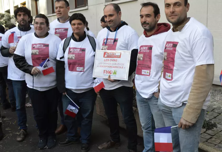 Ils dénoncent les accords de libre-échange.