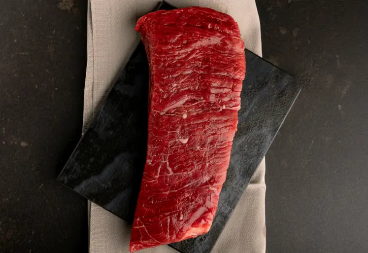 filet de boeuf présenté sur une ardoise