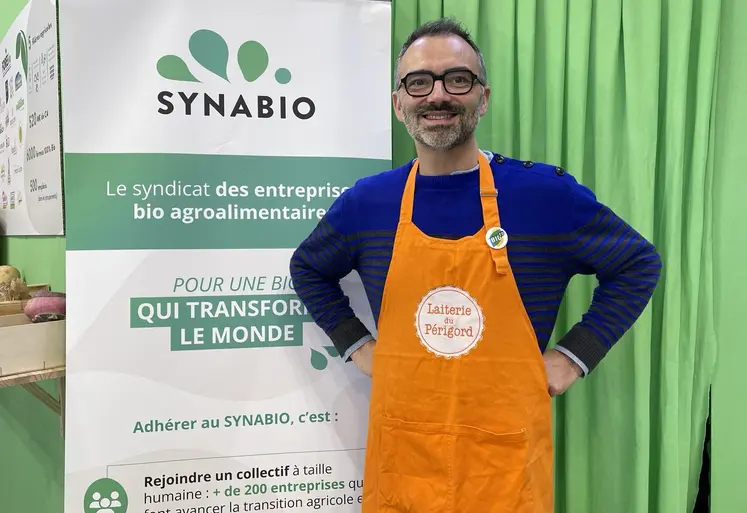 thomas breuzet devant un panneau synabio