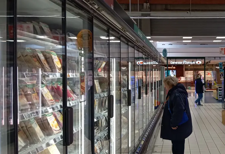 Mamie au supermarché