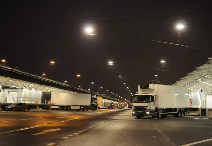 camion devant quais de déchargement, de nuit