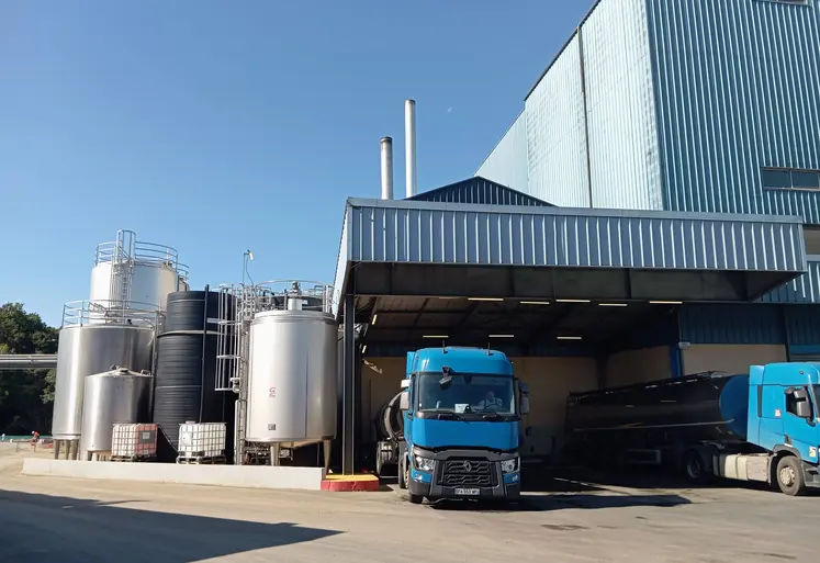 camions garés en usine