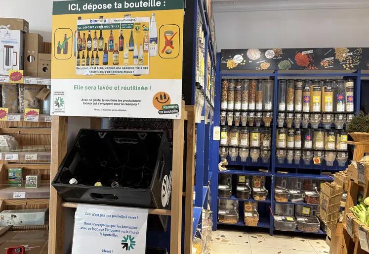 Le rayon vrac et consigne de bouteilles en magasin Biocoop