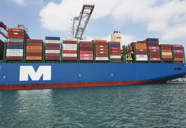 Un conteneur chargé de marchandises 