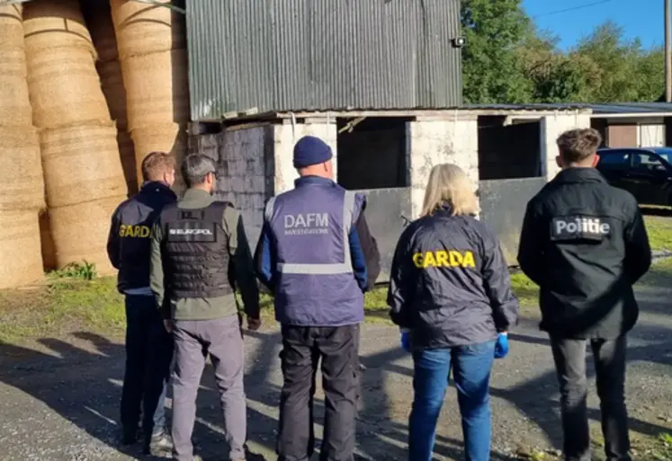 agents de police à la ferme