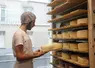 Ancien salarié du Cnaol, Paul Zindy se lance dans la fabrication
à Paris d’un fromage au lait cru à partir de lait cru collecté
à proximité. La cave est visible de la rue