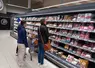 rayon charcuterie en supermarché avec consommatrices