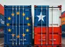 deux conteneurs, un peint du drapeau de l'union européenne, l'autre peint avec le drapeau chilien.