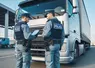 des douaniers à la frontière arrêtent un camion