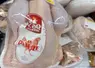 poule au rayon volaille en supermarché