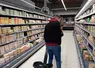 personne qui font les courses au supermarché