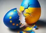 un œuf est peint avec le drapeau ukrainien, il cogne sur un oeuf peint avec le drapeau européen qui se fendille