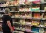 femme au rayon pizza d'un supermarché