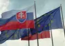 Drapeaux slovaques aux côtés des drapeaux européens devant le Conseil national de la République slovaque