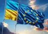 un drapeau de l'Ukraine et un drapeau de l'union européenne flottent au vent cote sur fond de ciel bleu 