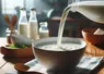 gros plan sur une bouteille de lait qui coule dans un bol dans une cuisine