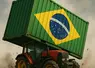 un conteneur aux couleurs du drapeau brésilien tombe sur un tracteur et l'écrase
