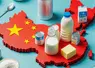 la carte de la Chine sur laquelle sont posés des packs de lait, de la poudre de lait, des bidons de lactosérum, des cubes de beurre