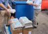 capture vidéo de gens mettant des oeufs à la poubelle