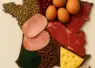 La silhouette de la France, remplie de lentilles, haricots rouge, oeufs, jambon, viande, fromage, insectes, spiruline style photo culinaire