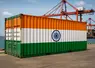 une image d'un conteneur posé sur un quai d'un port qui est aux couleurs du drapeau indien