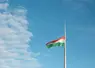 drapeau hongrois qui flotte au vent sur fond de ciel